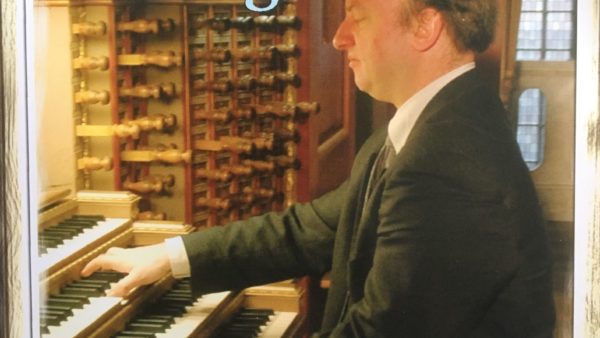 Jan Hage bespeelt het orgel van de Grote of St. Laurenskerk in Rotterdam