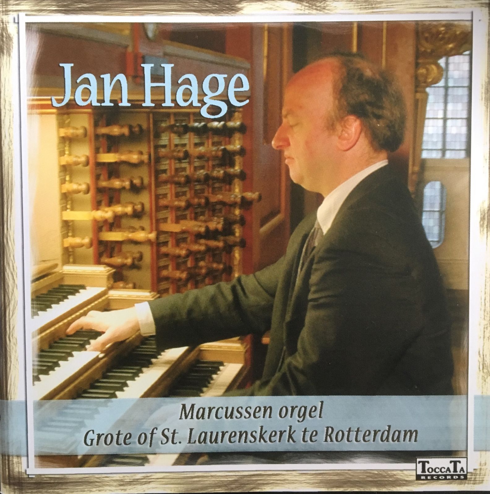 Jan Hage bespeelt het orgel van de Grote of St. Laurenskerk in Rotterdam